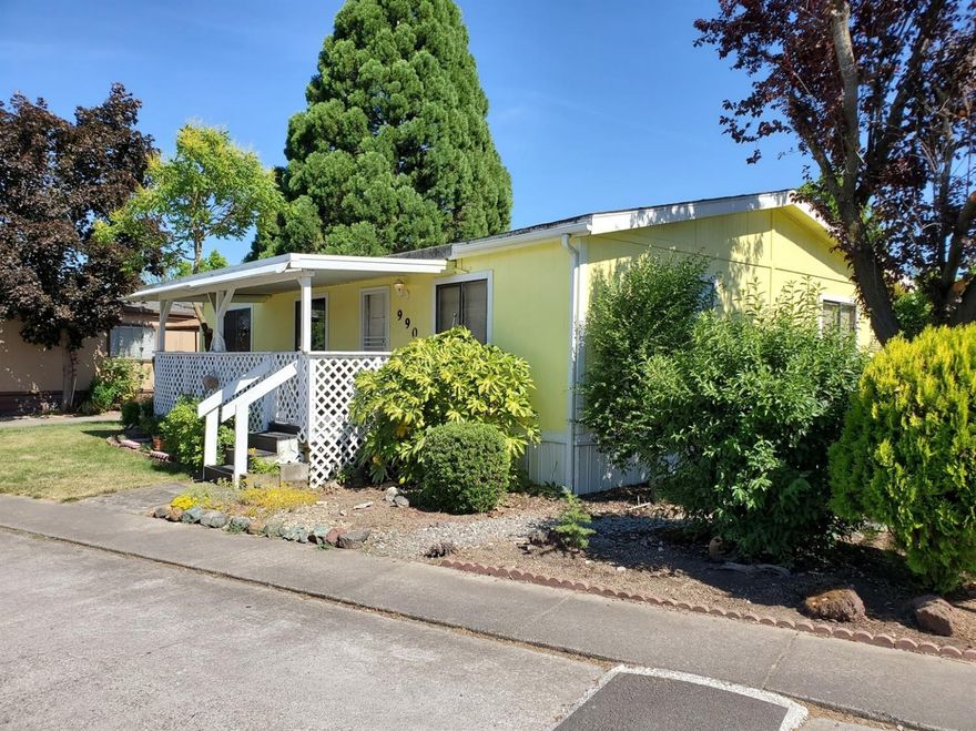 This comfortable 2 bedroom 2 full bathroom home is ready for a new family. The home is clean but needs some small repairs. Myra Lynne is a clean and friendly family park with an amazing play ground, in-ground pool, pool tables and a community club house. Now is the time to get in and settled so you can enjoy the pool for the rest of the summer.