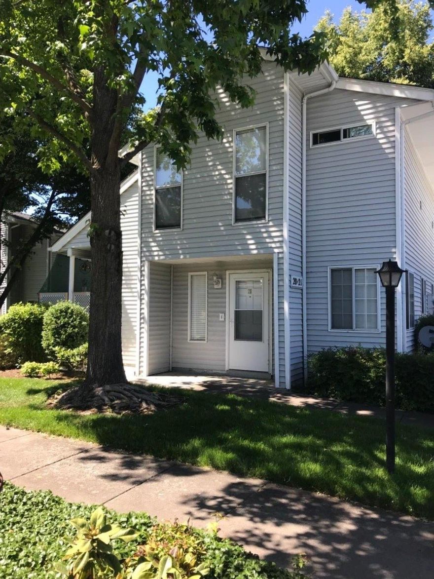 East Medford condo, close to medical, banks, schools and shopping. 1bdrm 1bath with patio and storage. Living room, kitchen and dining are on main level. Bedroom, master bath and laundry are upstairs. This unit has a detached garage and monthly HOA dues of $263.11 which covers garbage, sewer, water, exterior maintenance, common areas, clubhouse, Pool, landscaping.