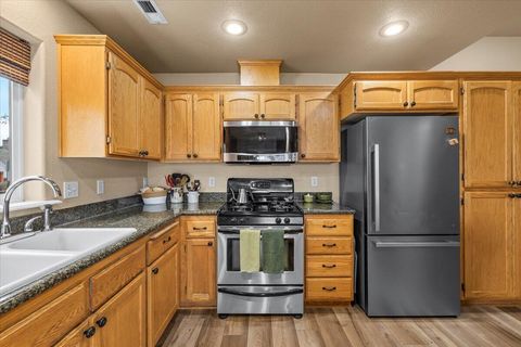 Tiny photo for 1141 Brookdale Avenue, Medford, OR 97504 (MLS # 220212608)