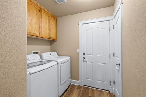 Tiny photo for 1141 Brookdale Avenue, Medford, OR 97504 (MLS # 220212608)