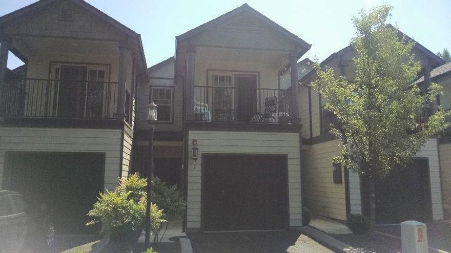 Orchard Home Villa Townhome is on the market. This 2 bedroom, 2 1/2 bathroom boasts 1,226 SF. Great location clost to medical facilities. golf course and shopping. New in December 2005. Great craftsmanship and upgrades throughout.