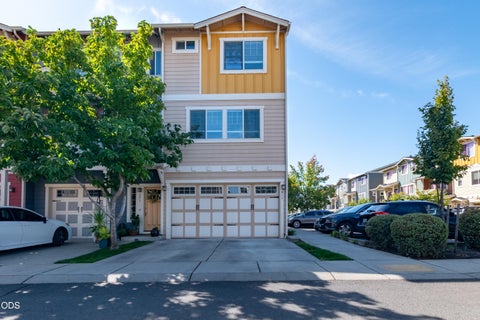 Photo of 811 Overcup Street, Medford, OR 97501 (MLS # 220228308)