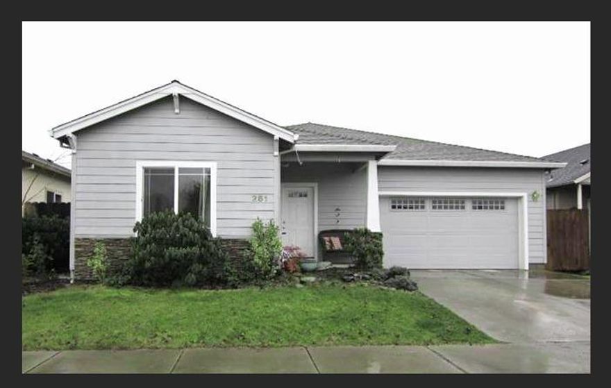 Darling home in a desirable Central Point neighborhood. Great room with a split level floor plan and the trayed ceilings are a bonus. The kitchen offers plenty of space and storage for the chef or entertainer at heart. Easy care landscaping and room for the green thumb. 3br2ba