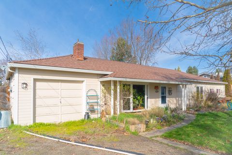 Photo of 1539 Grand Avenue, Medford, OR 97504 (MLS # 220217716)