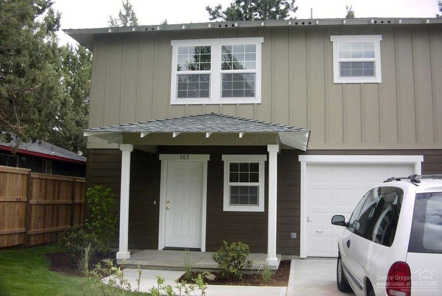 Cute 2 bedroom cottage with single car garage. Close to shopping, restaurants, and a variety of services.