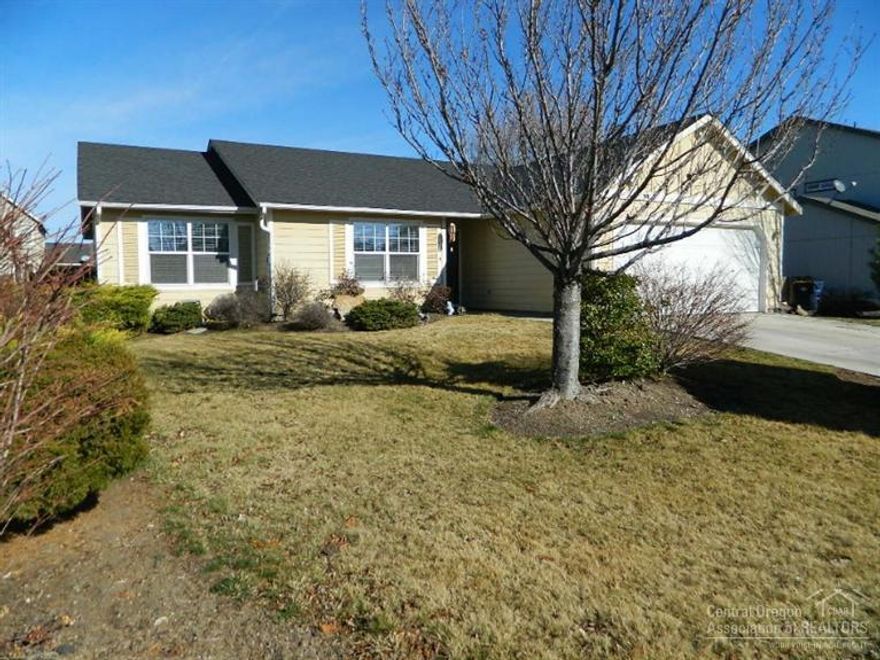 Hard to find single story home on large lot(.20 acre). Master bedroom on opposite end of house away from the other two bedrooms for added privacy. Large great room with gas fireplace; Spacious walk-in closet in master suite. Step in shower in the master bedroom. Lots of cabinets in the U shaped kitchen plus a pantry. Fenced, underground sprinklers and more. Near schools, hospital and shopping.