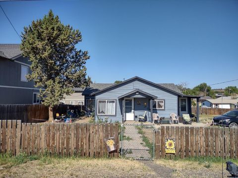 Photo of 864 SW 3rd Street, Madras, OR 97741 (MLS # 220217794)