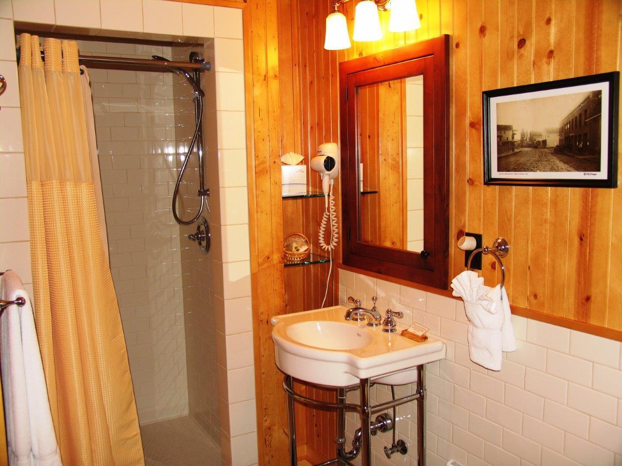 Lake Creek Lodge - Residential