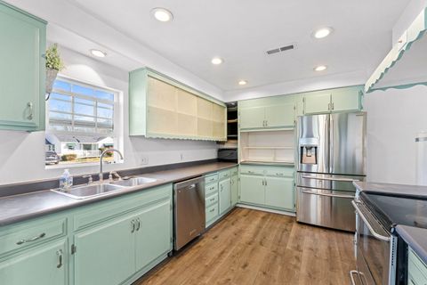 Tiny photo for 624 S Ivy Street, Medford, OR 97501 (MLS # 220215025)