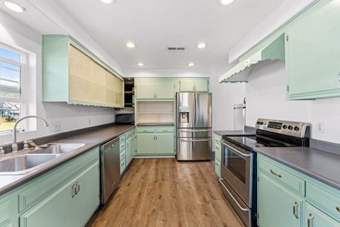 Tiny photo for 624 S Ivy Street, Medford, OR 97501 (MLS # 220215025)