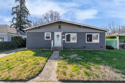 Photo of 624 S Ivy Street, Medford, OR 97501 (MLS # 220215025)