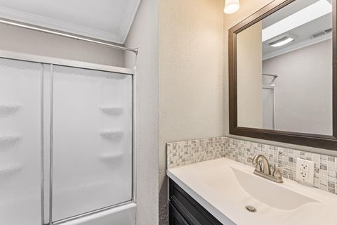 Tiny photo for 624 S Ivy Street, Medford, OR 97501 (MLS # 220215025)