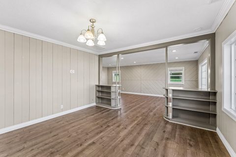 Tiny photo for 624 S Ivy Street, Medford, OR 97501 (MLS # 220215025)