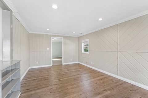 Tiny photo for 624 S Ivy Street, Medford, OR 97501 (MLS # 220215025)