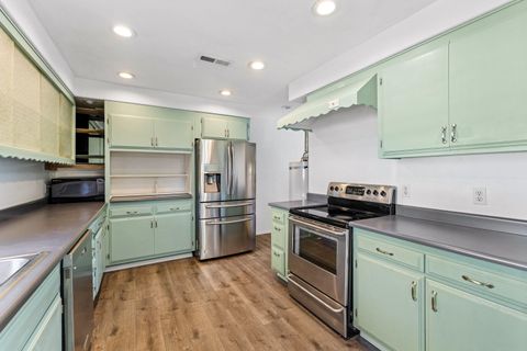 Tiny photo for 624 S Ivy Street, Medford, OR 97501 (MLS # 220215025)