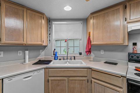 Tiny photo for 928 Brandi Way, Central Point, OR 97502 (MLS # 220210731)
