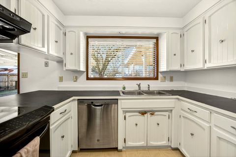 Tiny photo for 4055 Crestwood Circle, Central Point, OR 97502 (MLS # 220213997)