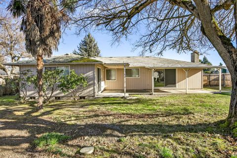 Tiny photo for 4055 Crestwood Circle, Central Point, OR 97502 (MLS # 220213997)