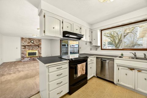 Tiny photo for 4055 Crestwood Circle, Central Point, OR 97502 (MLS # 220213997)