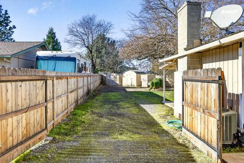 Tiny photo for 4055 Crestwood Circle, Central Point, OR 97502 (MLS # 220213997)