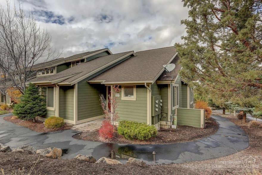 Spacious Townhouse at Eagle Ridge. Single level with an open floor plan and floor to ceiling windows. Over sized patio area perfect for entertaining. Large master suite, bathroom with double sinks and soaking tub. Granite counters in the kitchen. Fireplace with slate accents in the living with built-ins. Enjoy the amenities that eagle crest has to offer including bike trails, golf, hiking, tennis courts and restaurants.