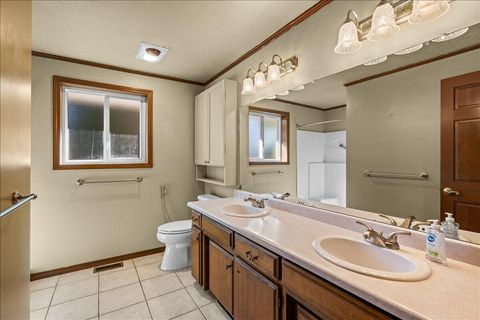 Tiny photo for 2962 Leonard Avenue, Medford, OR 97504 (MLS # 220221301)