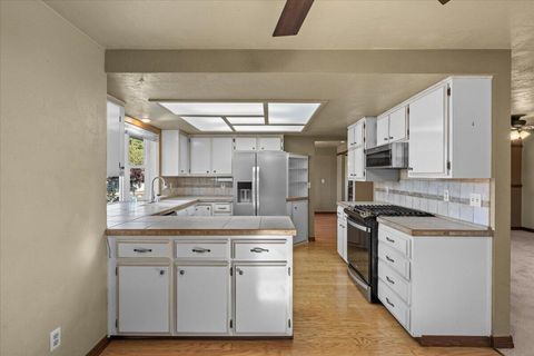 Tiny photo for 2962 Leonard Avenue, Medford, OR 97504 (MLS # 220221301)