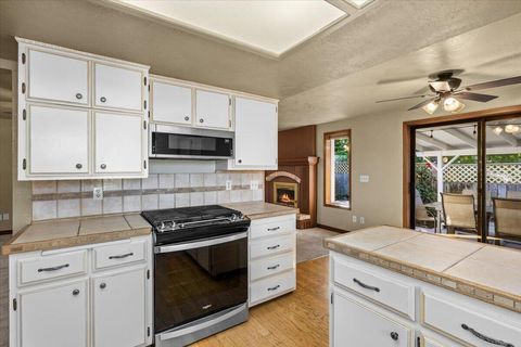 Tiny photo for 2962 Leonard Avenue, Medford, OR 97504 (MLS # 220221301)
