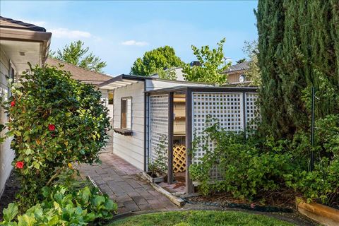 Tiny photo for 2962 Leonard Avenue, Medford, OR 97504 (MLS # 220221301)