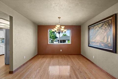 Tiny photo for 2962 Leonard Avenue, Medford, OR 97504 (MLS # 220221301)
