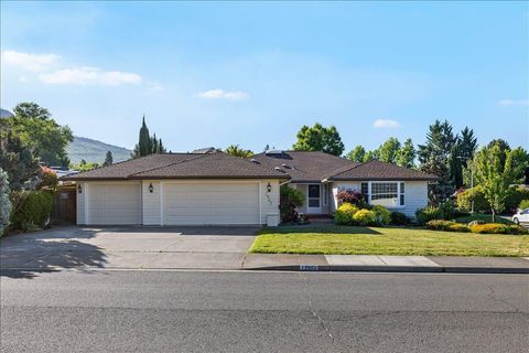 Photo of 2962 Leonard Avenue, Medford, OR 97504 (MLS # 220221301)