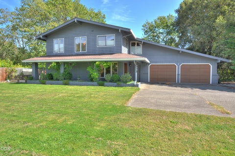 Photo of 299 Foothill Boulevard, Rogue River, OR 97537 (MLS # 220228610)
