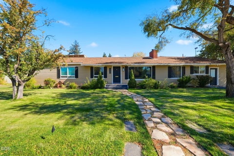 Photo of 1040 SW 15th Street, Redmond, OR 97756 (MLS # 220229800)
