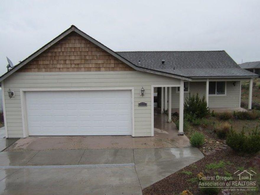 Turnkey home with fantastic views from all sides! Oversized master bedroom with walk in closet, spacious living room, kitchen with all appliances, 2 car garage and more. This property is move in ready just minutes from downtown Hines and Burns. This is a Fannie Mae Homepath Property.