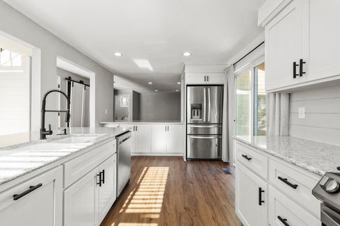 Tiny photo for 2207 Kimberly Drive, Klamath Falls, OR 97603 (MLS # 220213648)