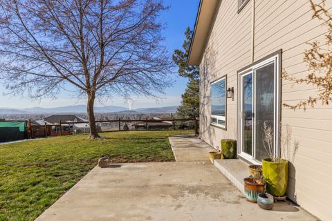 Tiny photo for 2207 Kimberly Drive, Klamath Falls, OR 97603 (MLS # 220213648)