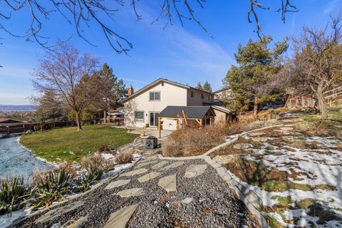 Tiny photo for 2207 Kimberly Drive, Klamath Falls, OR 97603 (MLS # 220213648)