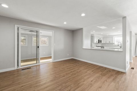 Tiny photo for 2207 Kimberly Drive, Klamath Falls, OR 97603 (MLS # 220213648)