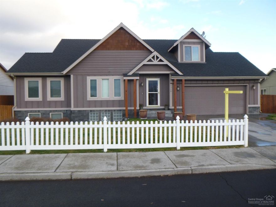 Absolutely outstanding view of the wetlands and Barnes Butte. Beautiful tile floors grace the first story living areas(bedroom carpeted).The master, with its tiled walk-in shower and separate jetted tub, is on the main level as is a laundry area, kitchen and large open great room. The lower level is beautiful stamped concrete and includes 3 bedrooms 2 baths with tile counters and surrounds. Lower level includes 2 storage rooms, large family room opening to the deck. Loft makes a great office or?
