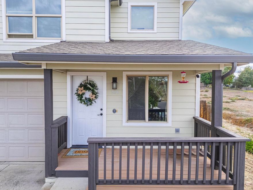 Public Remarks
If you've been looking for your place to call home, here's a great townhome in a great location, close
to schools and everything the City of Eagle Point has to offer.
There's 3 bedrooms, 2.5 bathrooms and .13 acre (fenced backyard), nice landscape and it's an end unit.
This home has a great kitchen with quartz tops and stylish painted cabinets, a large dining area for
entertaining and a central staircase design that adds plenty of style.
You'll love it, make your appointment to tour today!