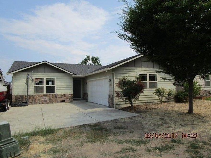 Multiple Offers have been received for the property, All highest and best offers are to be submitted by 1:00 PM Monday 09-25-17. Solid Three Bedroom two bath home in Griffin Creek School District features two car attached garage, corner fireplace, laminate flooring and more.