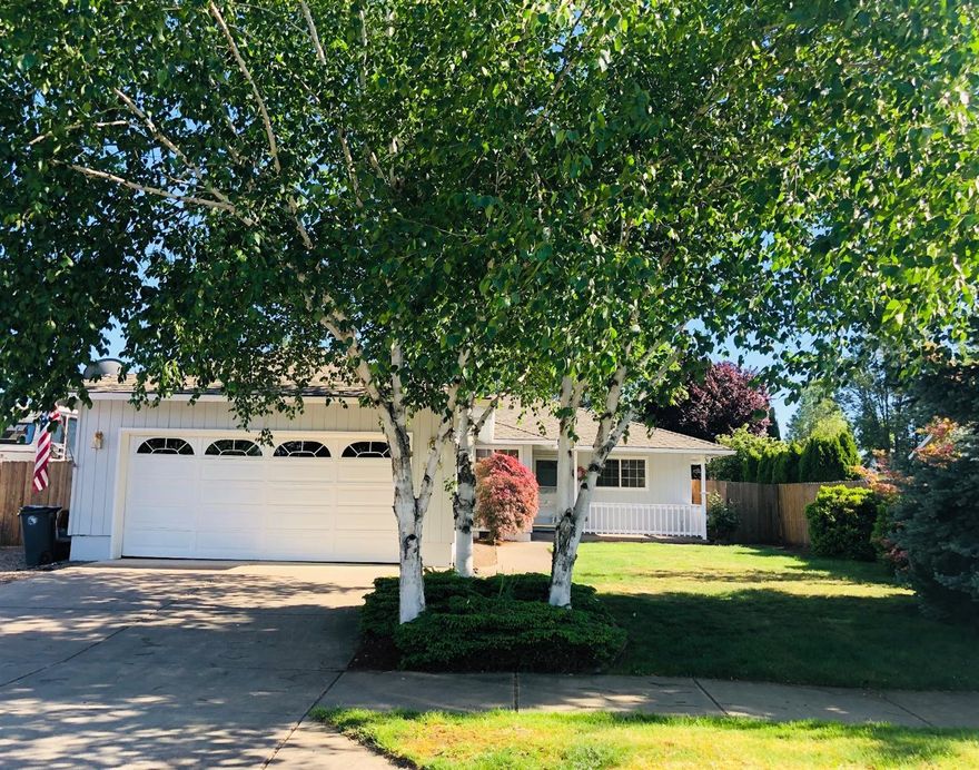 Excellent Southwest Medford location! This home is absolutely beautiful. Pride of ownership. 3/2 on a large beautiful landscaped lot. Hard to find RV/BOAT parking. Large garage with built ins.