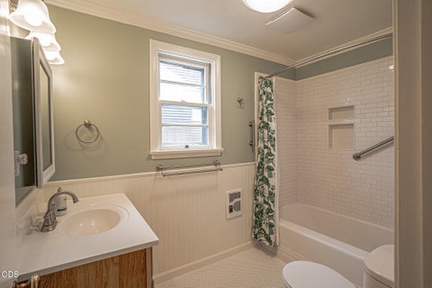 Tiny photo for 135 S Keene Way Drive, Medford, OR 97504 (MLS # 220222610)