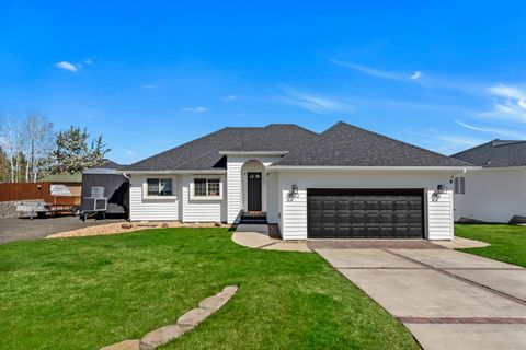 Photo of 3773 SW Timber Avenue, Redmond, OR 97756 (MLS # 220219451)