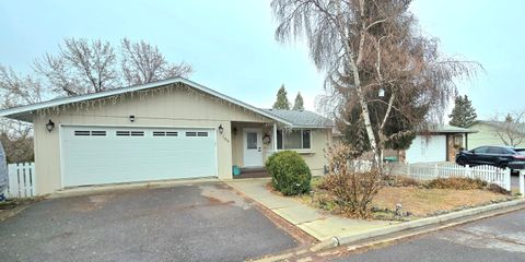 Photo of 164 Peach Street, Klamath Falls, OR 97601 (MLS # 220215475)