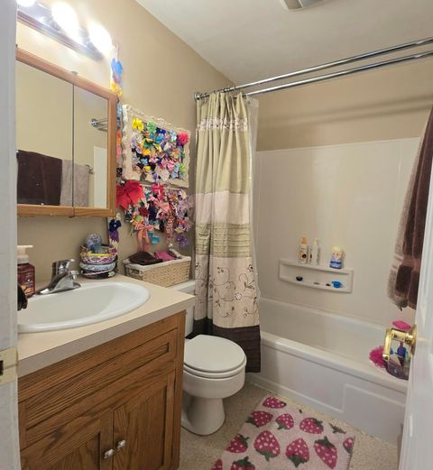 Tiny photo for 164 Peach Street, Klamath Falls, OR 97601 (MLS # 220215475)