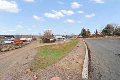 Tiny photo for 682 SE 10th Street, Madras, OR 97741 (MLS # 220214314)