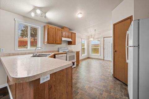 Tiny photo for 682 SE 10th Street, Madras, OR 97741 (MLS # 220214314)