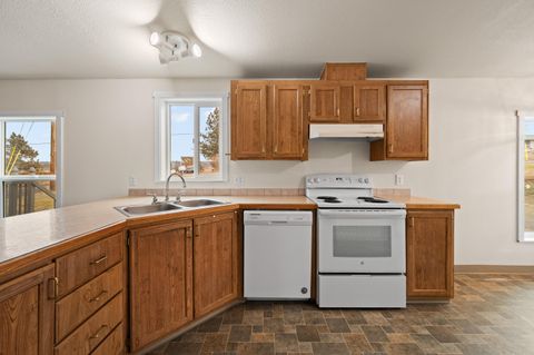 Tiny photo for 682 SE 10th Street, Madras, OR 97741 (MLS # 220214314)