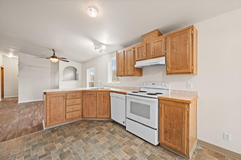 Tiny photo for 682 SE 10th Street, Madras, OR 97741 (MLS # 220214314)